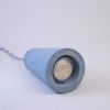 beton-fuggesztek-lampa-kis-buraval-vilagos-kek